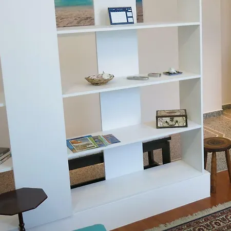 Casamarealbenga شقة